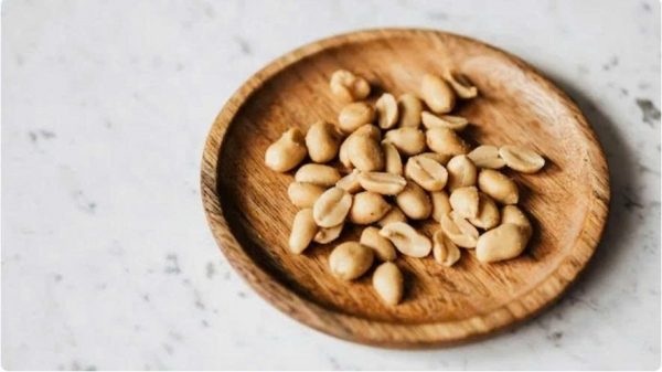 5 lý do bạn nên ăn đậu phộng cùng đường mía trong những ngày lạnh
