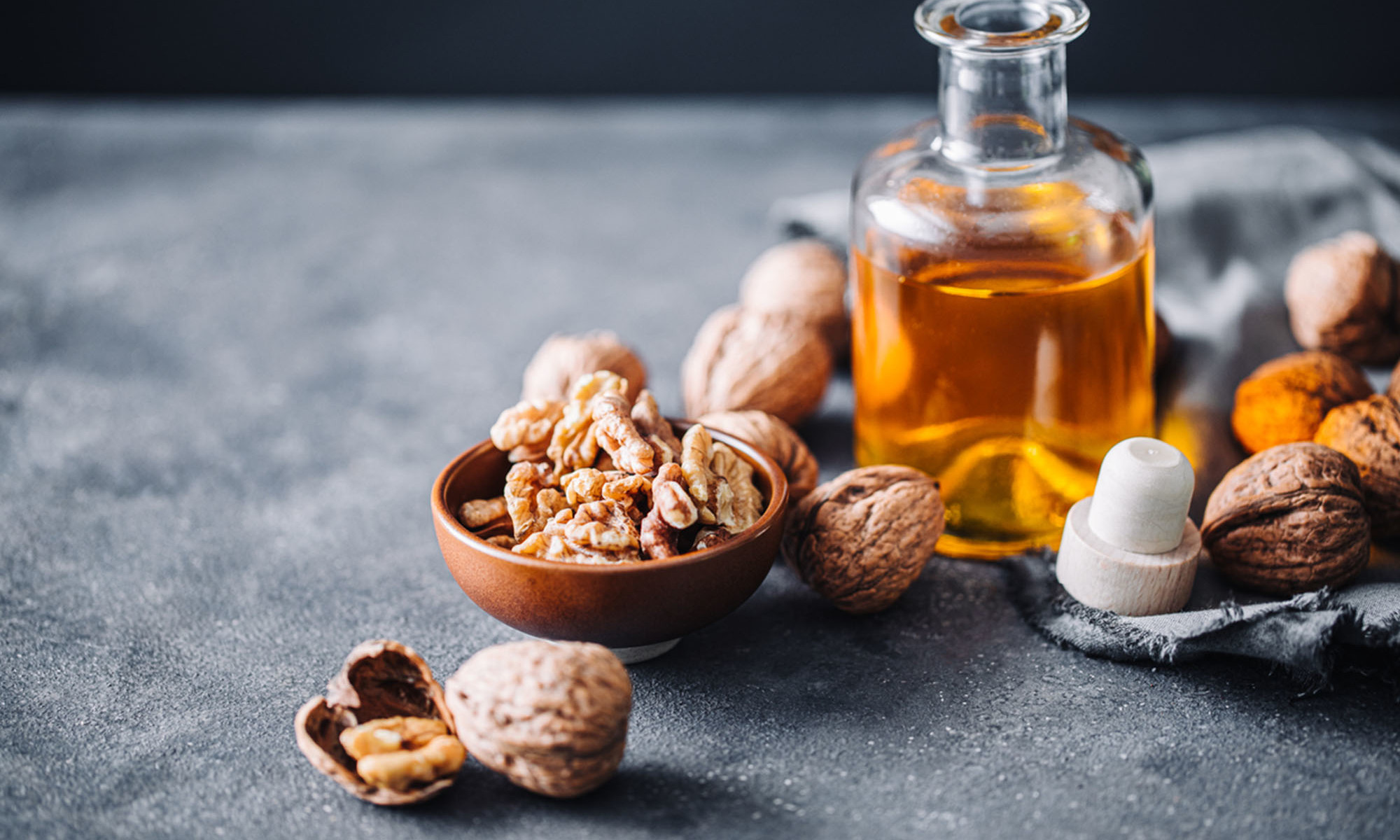 Dầu óc chó là một lựa chọn lành mạnh và là nguồn cung cấp acid béo omega-3 tốt.